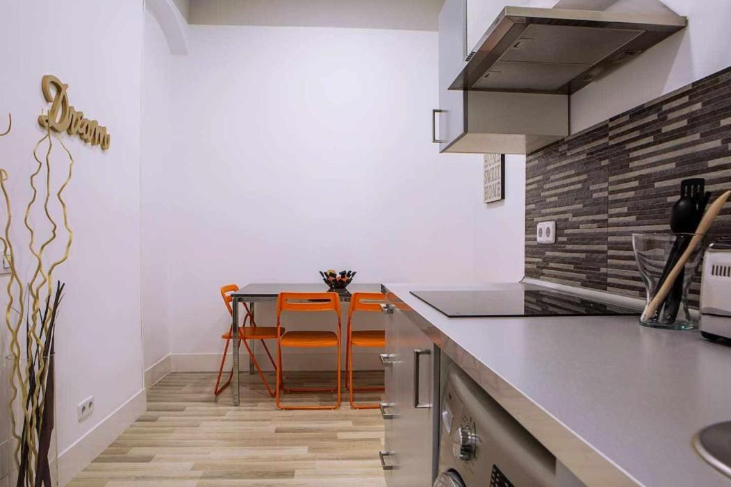 Calle Huertas Corazon By Regalatemadrid Exterior photo